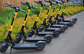 Минцифры обсуждает с сервисами аренды самокатов...