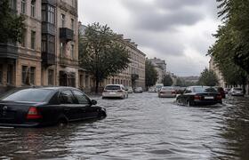 Мощный ливень в Казани затопил центральные улиц...