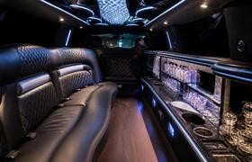 В Москве начались торги за лимузин Infiniti FX:...