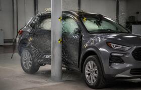 Lada Azimut намотали на столб: кроссовер прошел...