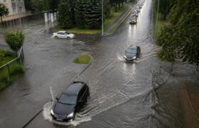 Утренний ливень затопил три дороги в Казани