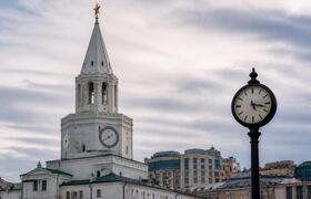 Городские часы Казани отстают, стоят и путают г...