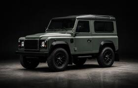 Классический Land Rover Defender с ультрасоврем...