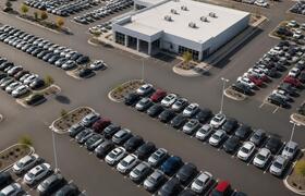 Запасы новых автомобилей в РФ оценили в 400 тыс...